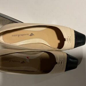 Easy spirit woman’s shoes size 7w black and ivory